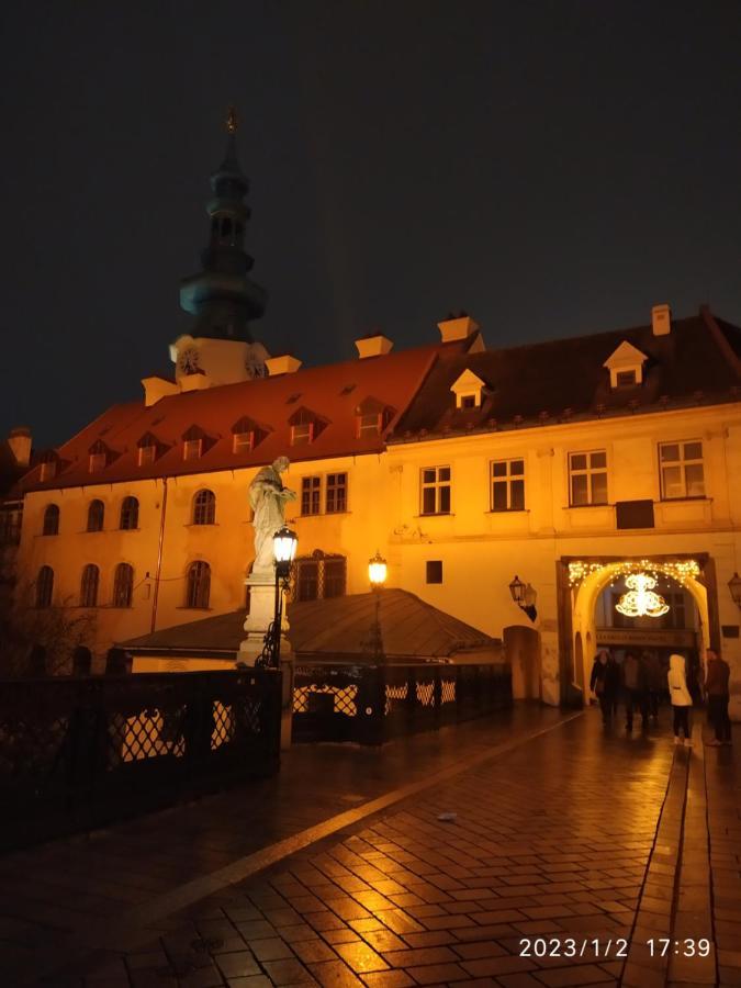 Krásny byt s výhľadmi v historickom centre Bratislava Exterior foto