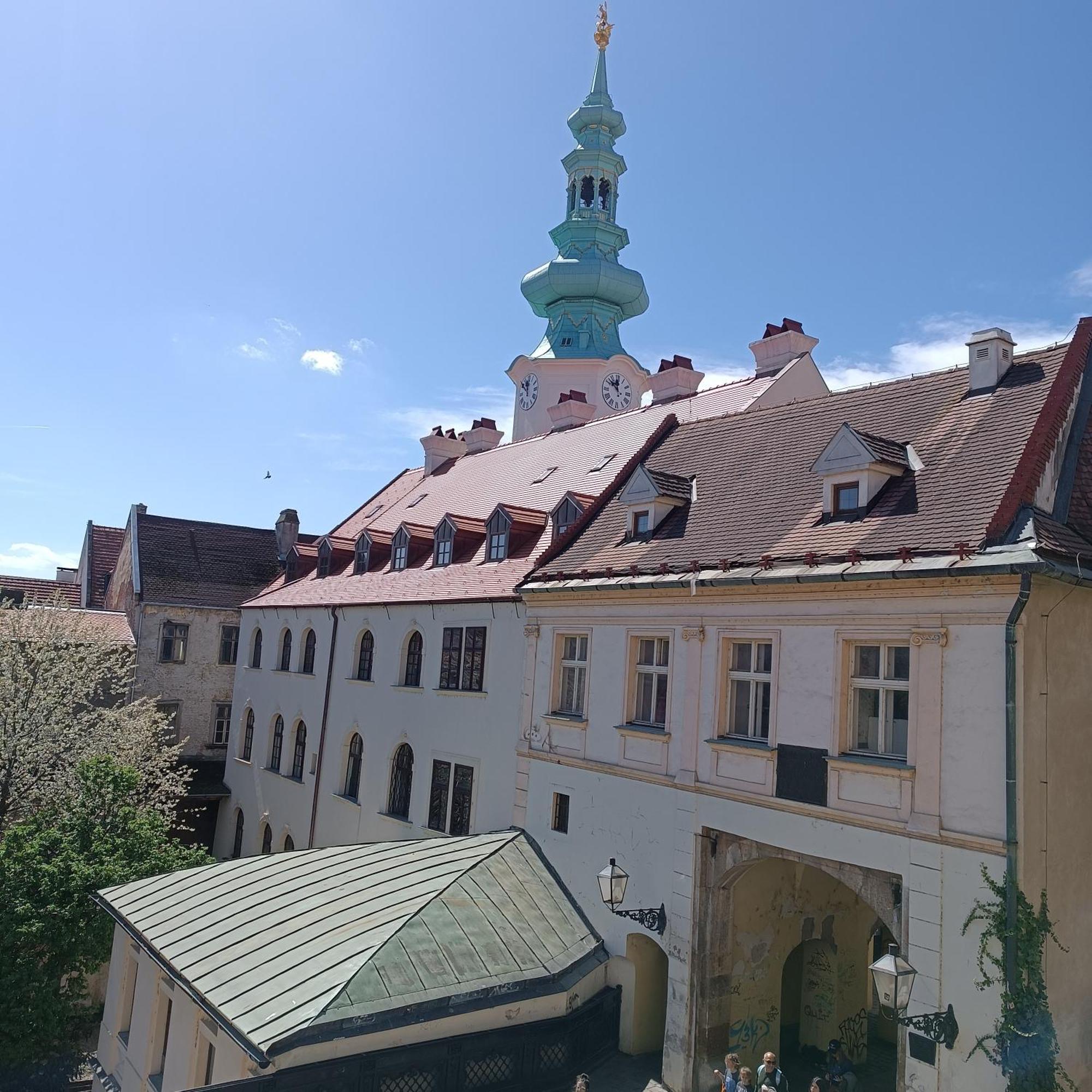 Krásny byt s výhľadmi v historickom centre Bratislava Habitación foto